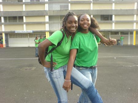 deux folles sur la place